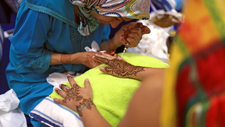 U N E students getting henna